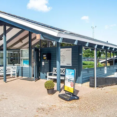 아파트 2 Person In *